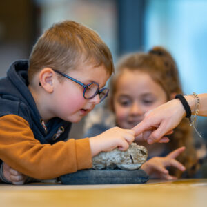 Ateliers 5-10 ans : "Qui veut jouer aux dinos ?"